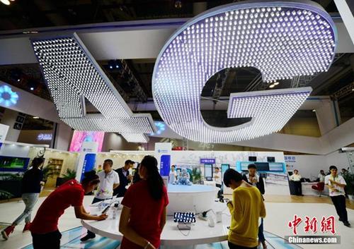 廈門市民在體驗中國移動4G網(wǎng)絡(luò),。(資料圖) <a target='_blank' href='http://www.chinanews.com/'>中新社</a>記者 張斌 攝