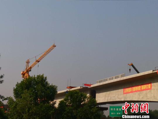 京雄城際鐵路跨廊涿高速連續(xù)梁成功轉體