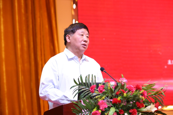 十三屆全國(guó)政協(xié)委員,、文化文史和學(xué)習(xí)委員會(huì)副主任,，北京青愛(ài)教育基金會(huì)名譽(yù)會(huì)長(zhǎng)葉小文講話
