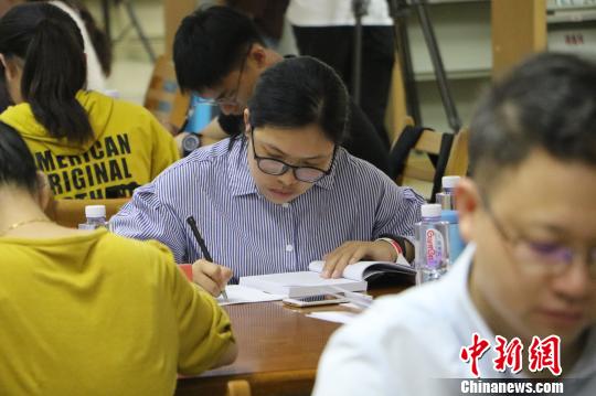 參賽選手沉浸在比賽中,?！≮w強 攝