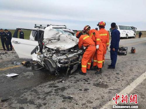 圖為消防人員在現(xiàn)場救援,?！＄娦?攝