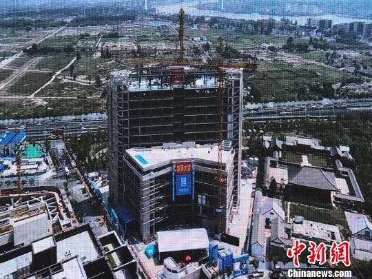 上海萊佛士醫(yī)院封頂航拍畫(huà)面?！⊥踝訚?攝