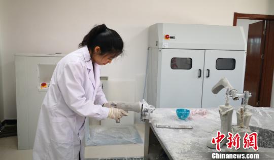 圖為陳曉娟正在制作踝足矯形器,。　高康迪 攝