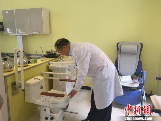 圖為甘肅省輔具中心主任王應(yīng)良進(jìn)行殘障人輔助工具用途的講解,。　高康迪 攝