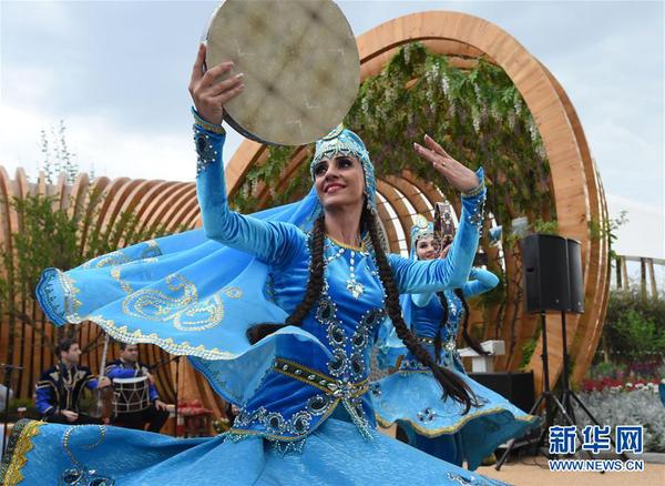 5月26日,，演員在“阿塞拜疆國家日”活動(dòng)中表演,。 當(dāng)日，2019年中國北京世界園藝博覽會(huì)“阿塞拜疆國家日”活動(dòng)在北京世園會(huì)園區(qū)舉行,。 新華社發(fā)（任超攝）