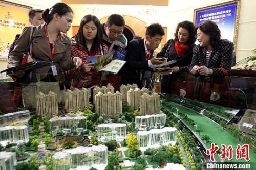 資料圖：購房人在樓盤看沙盤并咨詢售樓工作人員,。<a target='_blank' href='http://www.chinanews.com/'>中新社</a>發(fā) 湯彥俊 攝