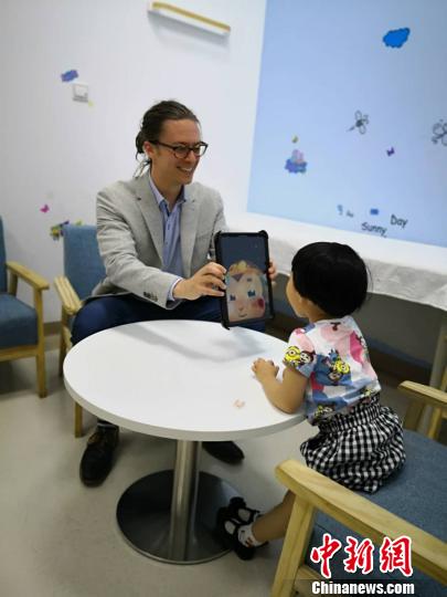 英國專家用AI猴與孩子開心互動,。　陳靜 攝