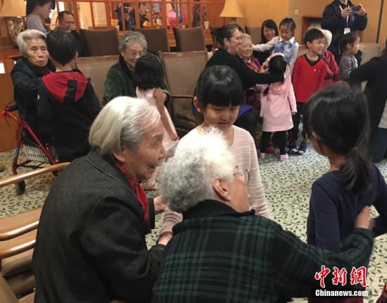資料圖：在北京雙井恭和苑養(yǎng)老院,，老人們與幼兒園小朋友一起做游戲,。<a target='_blank' href='http://www.chinanews.com/'>中新社</a>記者 杜燕 攝