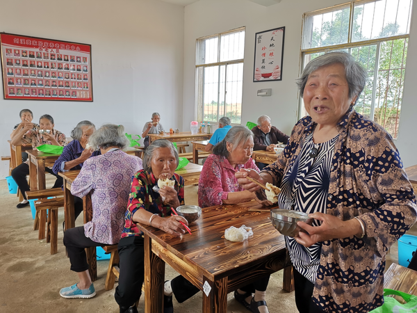 看著有“外人”走進(jìn)來,，90歲的老奶奶陶菊蘭滿臉笑意地迎上來。