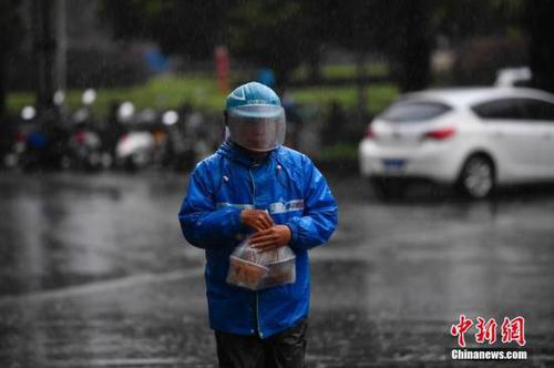 外賣小哥冒雨送餐,。<a target='_blank' href='http://www.chinanews.com/'>中新社</a>記者 劉冉陽 攝