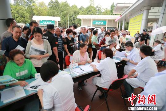 醫(yī)學(xué)專家在成都進(jìn)行丙肝義診,?！＄娦?攝