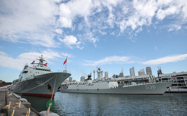 6月3日,，中國海軍第31批護航編隊的駱馬湖艦（左）和許昌艦停泊在澳大利亞悉尼花園島軍港,。