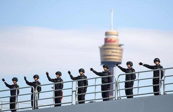 6月3日,，中國(guó)海軍第31批護(hù)航編隊(duì)的駱馬湖艦（左）和許昌艦停泊在澳大利亞悉尼花園島軍港,。1
