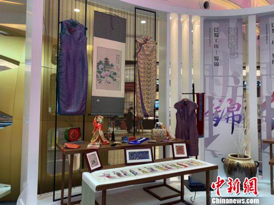 展覽現(xiàn)場(chǎng),?！＄娦?攝