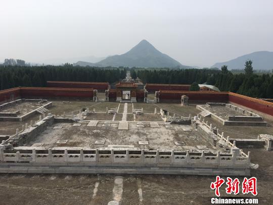 遠(yuǎn)眺昭西陵全景?！“自扑?攝