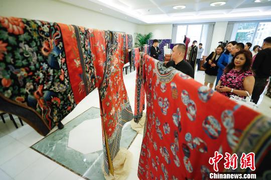 60余件明清古典美衣及飾品亮相一覽中國服飾之美