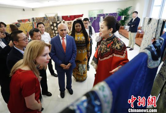 古典美衣收藏家畢紅向來賓講解 杜洋 攝