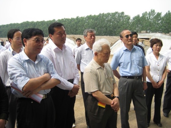 圖3 2009年,，陪同周鐵農(nóng)（前排右3）赴山東調(diào)研農(nóng)村承包地流轉(zhuǎn)