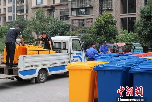 資料圖：工作人員正在轄區(qū)設(shè)置垃圾分類收集點(diǎn),。中新社記者 韓蘇原 攝