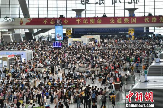 圖為杭州東站?！堨蠚g 攝