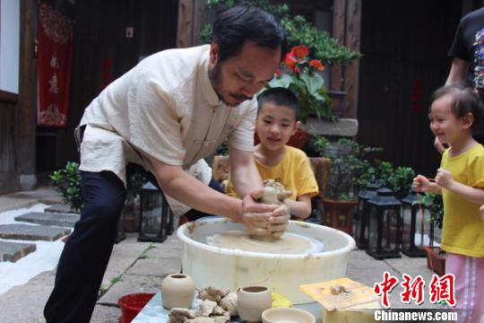 陳明良帶領(lǐng)小游客拉胚,。吳慧攝