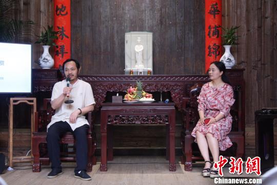 陳明良在福州瀚若軒藝文空間開(kāi)講古瓷新說(shuō)。林威飏攝