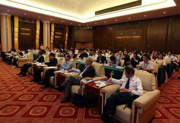 6月8日,，在中華環(huán)保聯(lián)合會綠色金融專業(yè)委員會2019年度高峰論壇上，中國工程院院士李文華（中）向中華環(huán)保聯(lián)合會綠金委副主任吳國榮（左）贈書,。