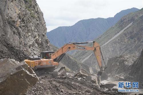 這是5月23日在吉爾吉斯斯坦賈拉拉巴德拍攝的北南第二條公路建設(shè)工程現(xiàn)場。  新華社記者馬曉成攝
