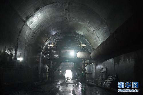 這是5月23日在吉爾吉斯斯坦賈拉拉巴德拍攝的正在建設(shè)中的隧道,。  新華社記者馬曉成攝