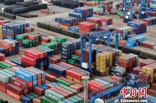 圖為航拍江蘇連云港一處集裝箱貨運(yùn)碼頭,。（資料圖片）<a target='_blank' href='http://www.chinanews.com/'>中新社</a>記者 泱波 攝