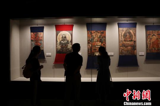 游客在西夏博物館中參觀,。　李佩珊 攝