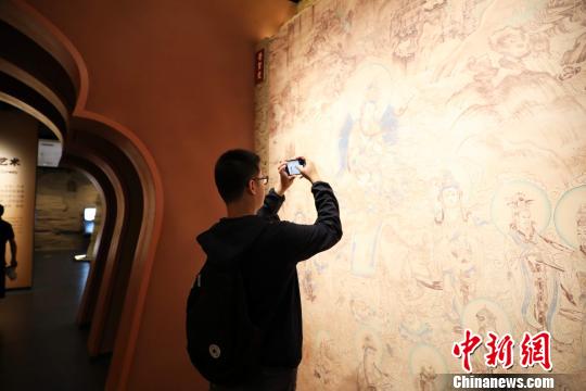 游客在西夏博物館中參觀?！±钆迳?攝