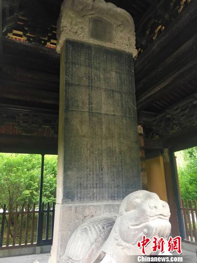 資料圖：位于安徽鳳陽(yáng)明中都皇陵里的大明皇陵之碑，高6.87米,，碑文為朱元璋親自撰寫全文共1105個(gè)字,，主要講述了他的卑微身世、僧侶生活,、戎馬生涯以及開(kāi)創(chuàng)大明江山的全部過(guò)程,，闡明了昌運(yùn)興盛的道理,，對(duì)研究明初歷史具有非常重要的意義?！垙?qiáng) 攝