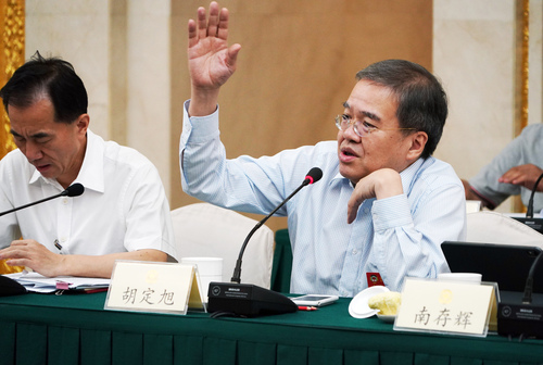 胡定旭常委在專題分組討論會(huì)上舉手參與現(xiàn)場(chǎng)互動(dòng),。