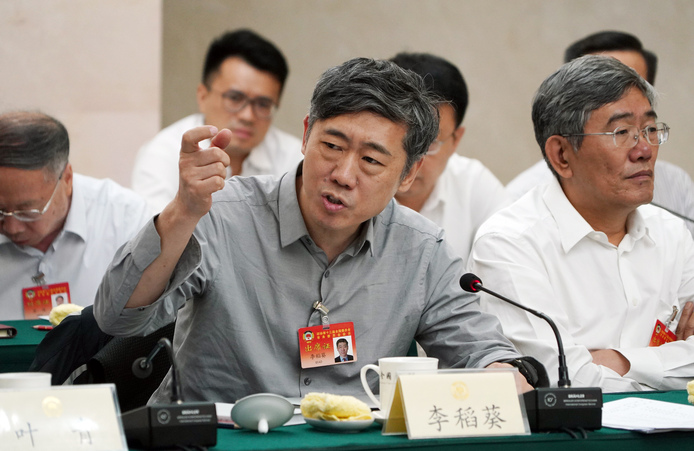 全國(guó)政協(xié)十三屆常委會(huì)第七次會(huì)議小組討論現(xiàn)場(chǎng)