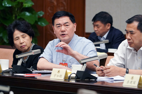 李和平常委在專題分組討論會上發(fā)言,。