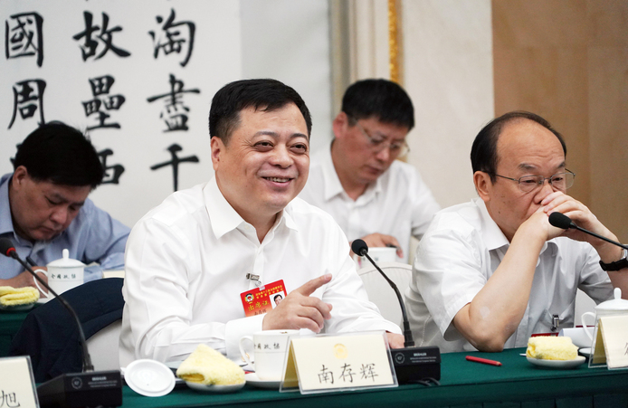  全國(guó)政協(xié)十三屆常委會(huì)第七次會(huì)議小組討論現(xiàn)場(chǎng)