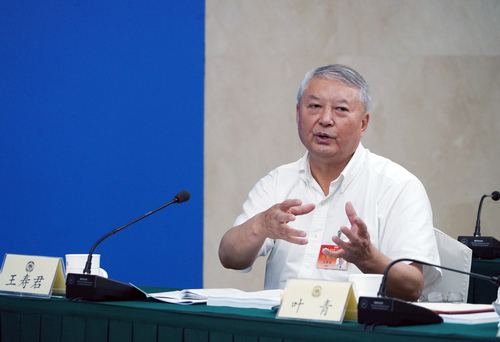 王壽君常委在專題分組討論會上發(fā)言,。