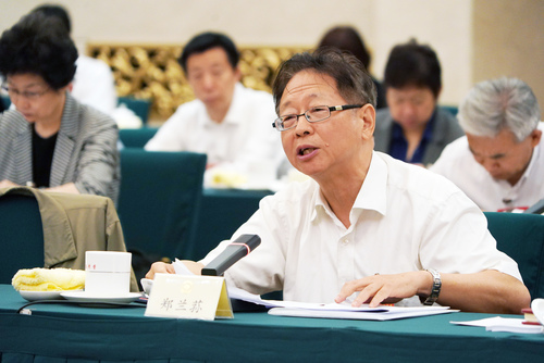 鄭蘭蓀常委在專題分組討論會上發(fā)言,。