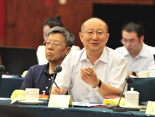支樹平常委在專題分組討論會上發(fā)言,。