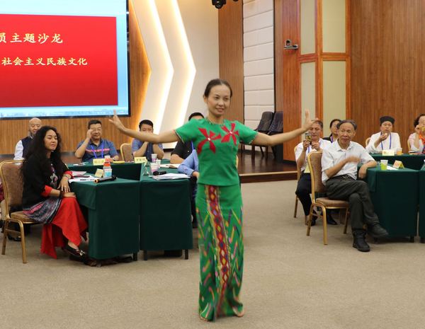 5,，何慶委員表演傣族舞蹈