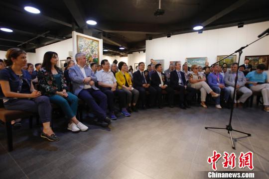 該展吸引了眾多中外藝術(shù)愛(ài)好者來(lái)此觀賞交流?！纹?攝