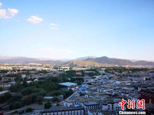 圖為日喀則逐漸發(fā)展成為西藏第二大城市,，這是俯瞰城區(qū)景象,。資料圖 趙朗 攝