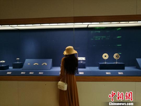 市民參觀“大邦之夢(mèng)——吳越楚玉器·青瓷特展”,。　鐘升 攝