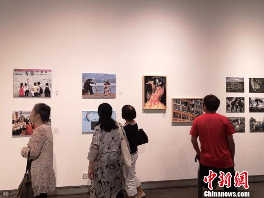 展覽現(xiàn)場(chǎng),?！⊥τ?攝