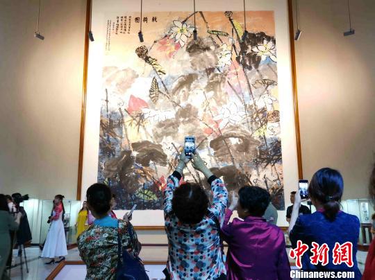 易圖境將畫作無償捐贈給學(xué)校,，圖為其創(chuàng)作的巨幅作品《戟荷圖》?！「毒窜?攝