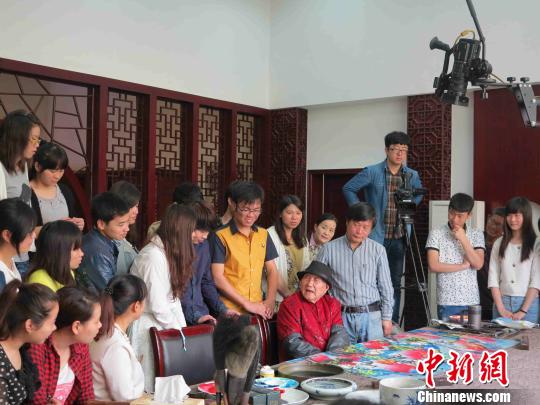 退休后,，易圖境為美術(shù)學(xué)院學(xué)生上美術(shù)創(chuàng)作示范課?！”R宗旺 攝