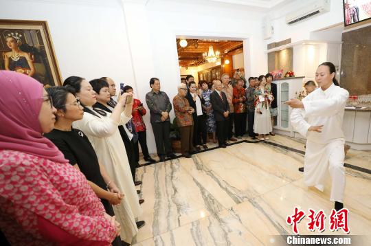 圖為當(dāng)晚在中國(guó)駐東盟大使官邸舉辦的“中國(guó)民俗文化之夜”,，各國(guó)外交官和嘉賓觀看太極拳表演,。　林永傳 攝