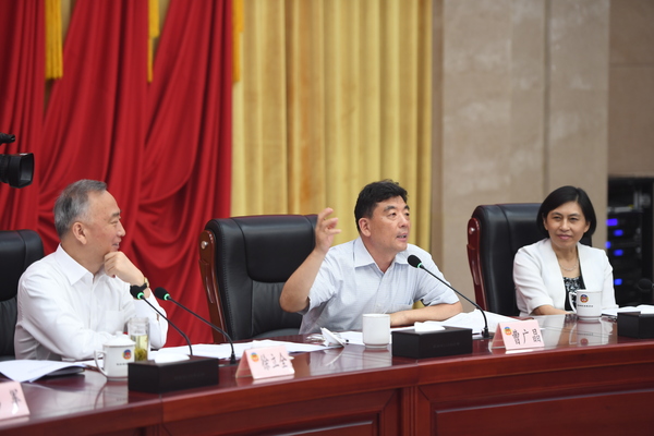 圖片為6月5日湖北省第二次月度專題協(xié)商會(huì),，湖北省副省長曹廣晶到會(huì)聽取意見并講話