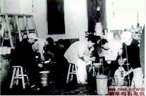 這是1950年新華制藥廠生產(chǎn)車間。(資料片)